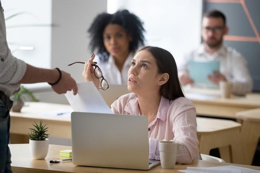 Entenda se o empregado pode se negar a assinar advertências